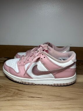 Nike Dunk Low GS Pink Velvet White DO6485-600
Youth 4.5Y Sneakers Shoes